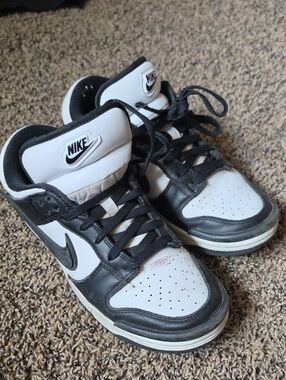 Nike Men’s Black and White Low-Top Sneakers